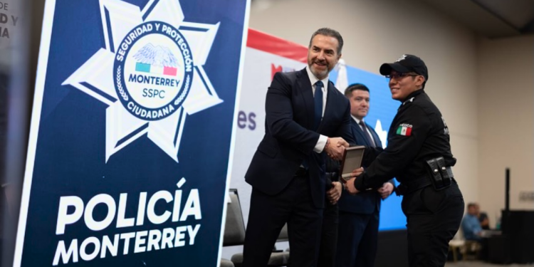Condecora Adrián de la Garza a elementos de Policía y Tránsito por acciones de gran impacto social - VISION 360 - LA VISION 360 policía de monterrey-medallas