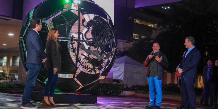 balón-monumental-arte-urbano-reciclaje-urbano-Monterrey-Limpio-Mundial-de-Futbol