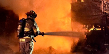 dos-camiones-en-Monterrey-colonia-Industrial-origen-del-fuego