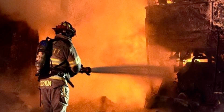 dos camiones incendiados - LA VISION 360 dos-camiones-en-Monterrey-colonia-Industrial-origen-del-fuego