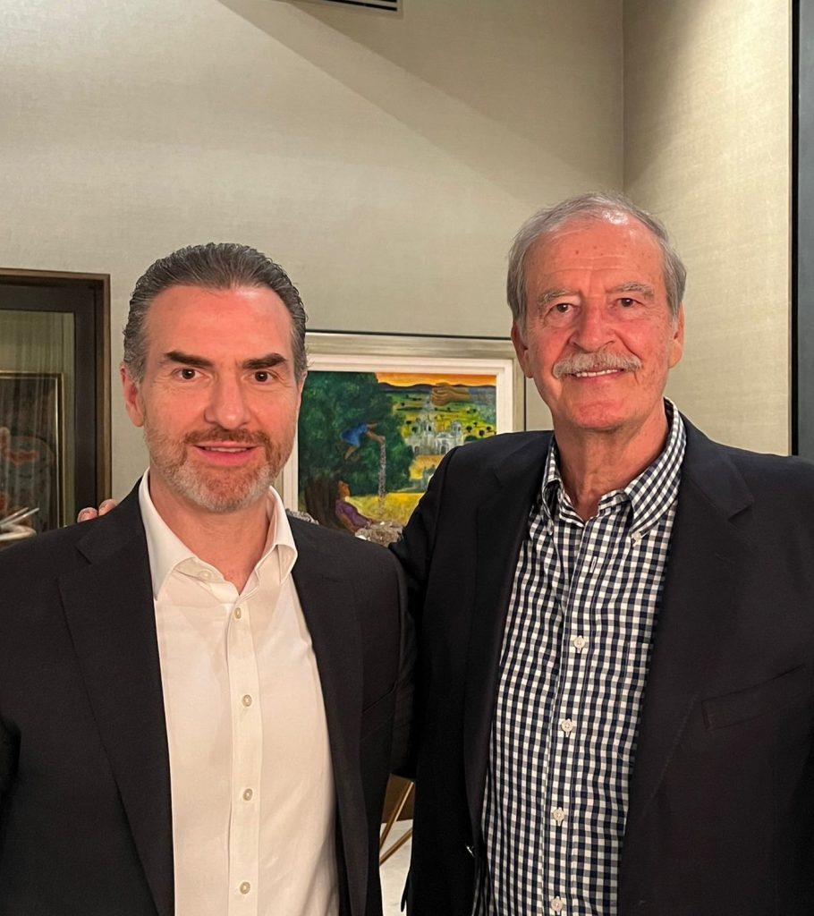 Fox y alcalde de Monterrey se reúnen para intercambiar ideas sobre el desarrollo nacional. Conoce cómo el apoyo político de Vicente Fox fortalece a la ciudad.