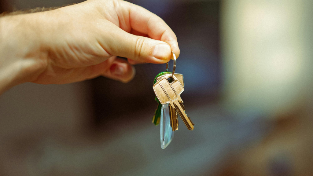 mano sosteniendo llaves de una casa para aprender a como invertir inteligentemente en el sector inmobiliario