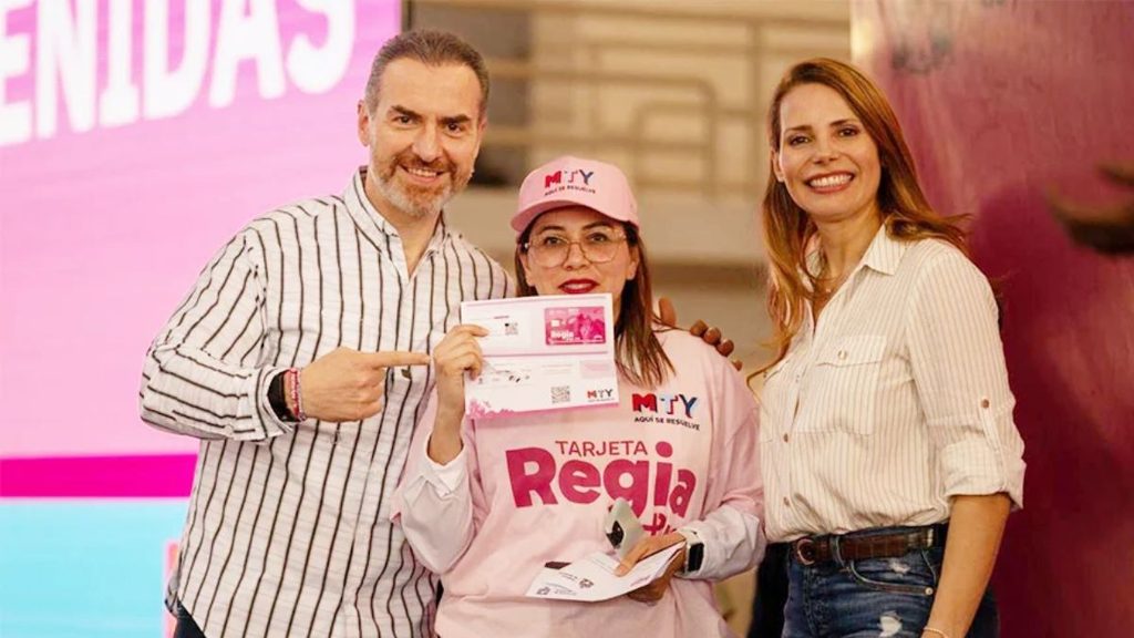 Adrián de la Garza entrega la tarjeta regia a mujeres